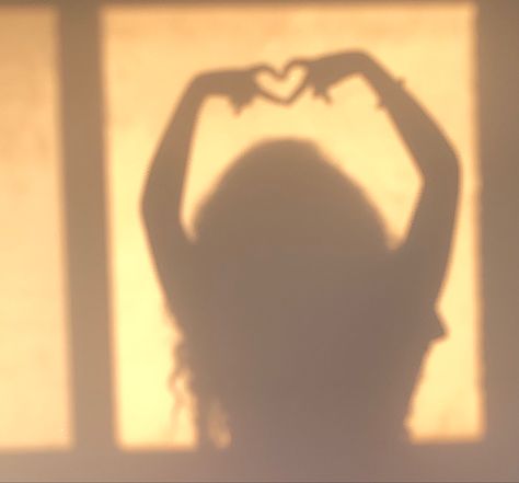 Sunset Shadow Pictures, Curly Hair Shadow Aesthetic, Cute Shadow Pictures, Dancing Shadow Aesthetic, Woman Shadow Aesthetic, Glow Up Aesthetic Pictures, Shadow Aesthetic Girl, Shadow Pfp Aesthetic, Girl Shadow Aesthetic