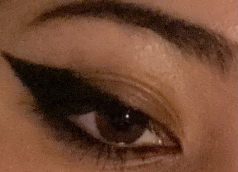 Thick Eyeliner Aesthetic, Thick Eyeliner For Hooded Eyes, Early 2000s Eyeliner, Eyeliner With No Lashes, Grunge Eyeliner Aesthetic, Thick Eyeliner Grunge, Edgy Eyeliner Aesthetic Hooded Eyes, Big Liner Eye Makeup, Puppy Dog Eyeliner Alt