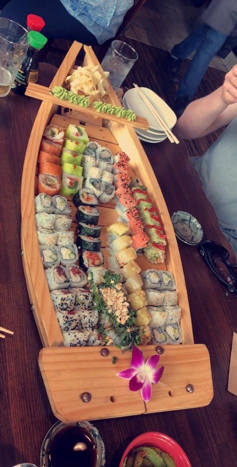 Sushi Recipes, Sushi Boats, Sushi Photography, Sushi And Sashimi, Sushi Boat, Sashimi Sushi, Sushi Platter, Food Goals, Frappe