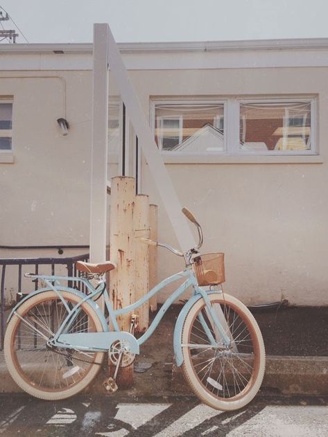 young forever || baby blue & tan Aesthetic Bikes, Bicycle Aesthetic, Sepeda Retro, Beach Cruisers, Velo Vintage, Dream Bike, Retro Bike, Pretty Bike, Young Forever