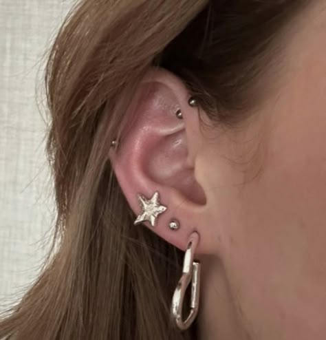 Double Lobe Jewelry, Getting Ears Pierced Aesthetic, Earing Combination, Best Ear Piercing Combinations, Cute Ear Piercings Aesthetic, Silver Earring Stack Aesthetic, Ear Piercings Styles, Piercings On Both Ears, Cute Earring Combinations