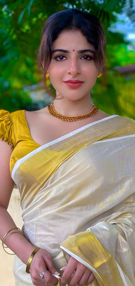 Aishwarya Menon, Iswarya Menon, Photo Album Layout, Indian Beauty Saree, India Beauty, Blonde Girl, Blonde, Saree, Actresses