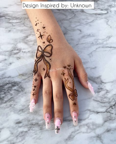 May 2024➡️ ICYMI Cute Mendhi Design, Girly Mehndi Designs, Aesthetic Mehndi Designs Easy, Dainty Mehendi Designs, Cute Mehndi Design, Cute Henna Design, Aesthetic Henna Design, Heena Design Cute, Cute Mehendi