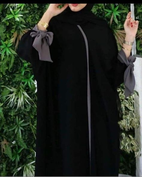 Hijabi Dubai, Beautiful Abayas, Black Abaya Designs, Dress Islamic, Abaya Design, Abaya Hijab, Black Abaya, Hijab Fashionista, Mode Turban