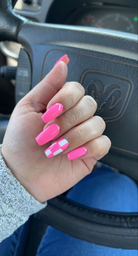 Fun Basic Nails, Pink Nails With Checkered Accent, Teacher Nails Acrylic, Hot Pink Checkered Nails, Checkered Valentines Nails, Pink Spring Nail Ideas, Pink Checkered Nails, Hot Pink Nails With Design, Checkered Nail Designs