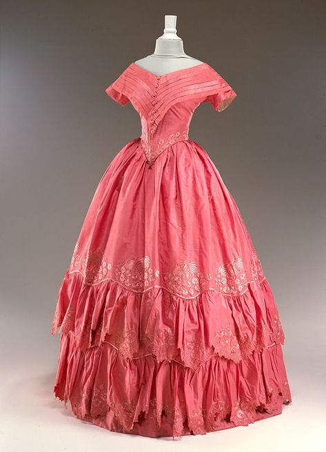 1840s Dress, Walking Dress, 1800s Fashion, Dress Display, 19th Century Fashion, Old Dresses, Vintage Gowns, Old Fashion, Historical Costume