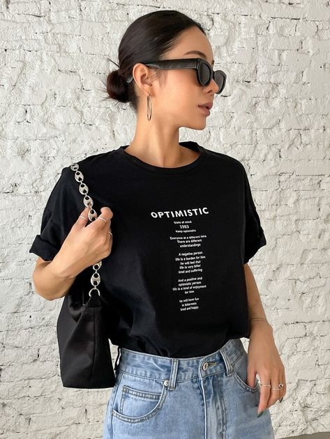 Graphic Tshirt Outfit, Drop Shoulder Tee, Sporty And Rich, Tshirt Outfits, Effortless Chic, Black Outfit, Tee Design, Shirt Outfit, Drop Shoulder