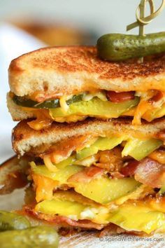 Dill Pickle Bacon Grilled Cheese. This is the best sandwich ever with loads of crispy bacon, gooey cheese and crunchy dill pickles. Grilled cheese will never be the same again! Pickle Grilled Cheese, Grilled Cheese Recipe, Homemade Ham, Bacon Grilled Cheese, Bacon Sandwich, Grilled Cheese Recipes, Homemade Pickles, Steak Sandwich, Grilled Sandwich