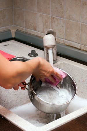 Clean burnt pots - vinegar, baking soda, and water.  Bring the water n vinegar to a boil, add baking soda. Wait a couple mins, dump it all out n everything just wipes off! I had a brand new looking pan! I will be remembering this one lol Clean Burnt Pots, Household Cleaning Tips, Diy Cleaners, Cleaning Recipes, Cleaners Homemade, Fort Collins, Natural Cleaning Products, Diy Cleaning Products, Cleaning Organizing