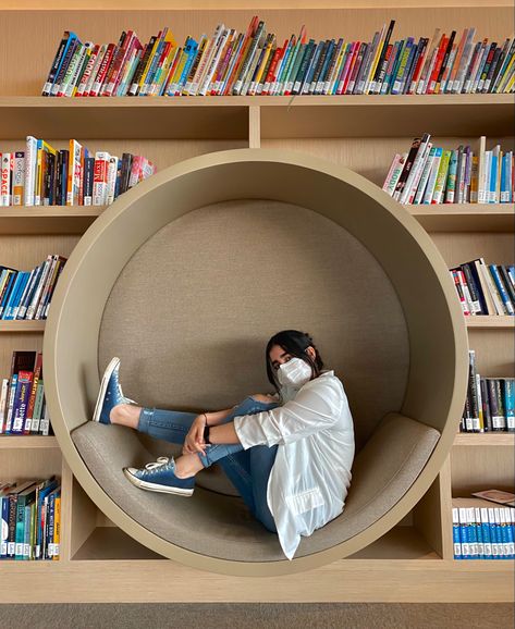 Round Library, Round Bookshelf, House Of Wisdom, Library Seating, Future Library, Library Living Room, Lectures Room, Mid Century Exterior, Kids Room Interior Design