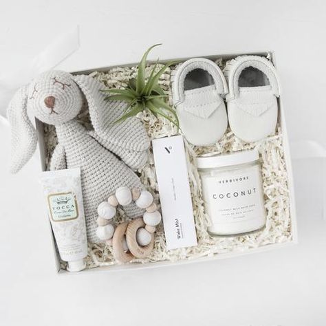 Practical Housewarming Gifts, Box Regalo, Mom Gifts Box, Neutral Baby Gifts, Gender Neutral Baby Gifts, Diy Gifts For Mom, Cadeau Baby Shower, Spa Gift Basket, Creative Diy Gifts