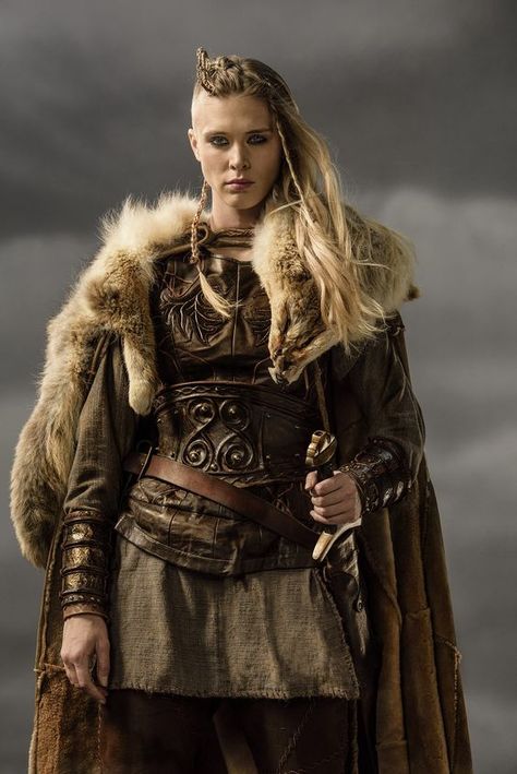 Viking inspo http://imgur.com/gallery/laemA Gaia Weiss, Costume Viking, Ren Fair, Ren Fest, Viking Costume, Viking Women, Vikings Tv, Viking Woman, Shield Maiden