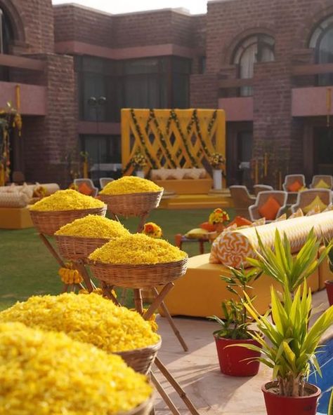 Haldi Tent Decor, Haldi Ceremony Colour Palette, Haldi Decoration Poolside, Outdoor Haldi Decor Ideas, Men Haldi Decoration, Haldi Tree Decoration, Traditional Haldi Decor, Modern Haldi Decor, Pool Haldi Decor