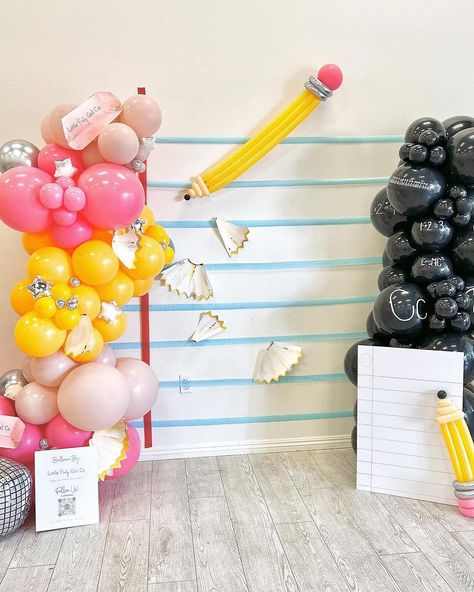 Teachers Party Ideas, Welcome Back To School Photo Backdrop, Back To School Outdoor Decorations, Back To School Night Photo Booth, Back To School Party Decorations Diy, School Themed Party Decorations, Teacher Party Theme, Welcome Back To School Balloon Arch, Back To School Party Ideas For Adults