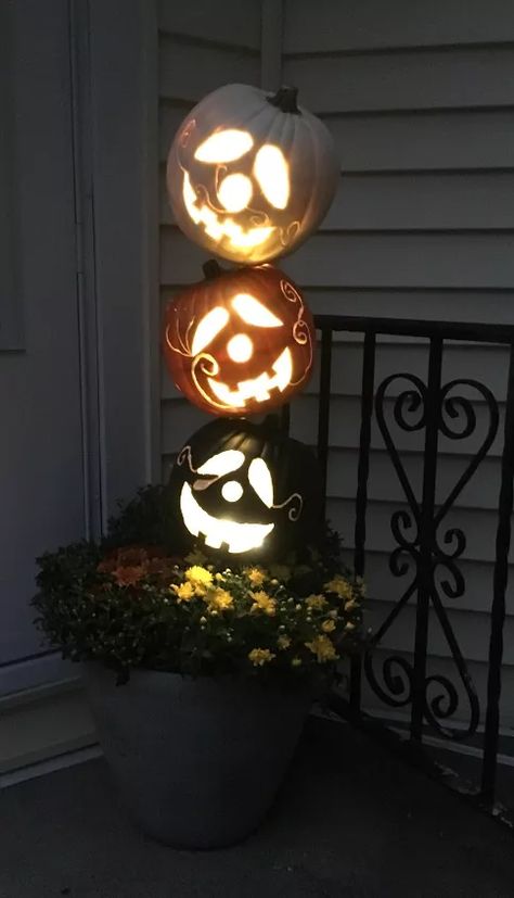 15 Fun Ways to Get Your Porch & Front Yard Ready for Halloween | Hometalk Diy Halloween Party, Casa Halloween, Pumpkin Topiary, Plastic Pumpkins, Halloween Tattoo, Stacked Pumpkins, Halloween Porch, Diy Pumpkin, Theme Halloween