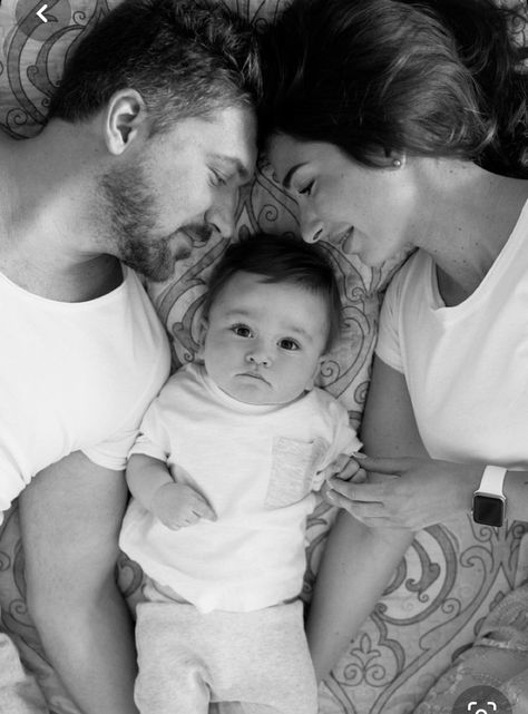 Newborn Photoshoot Ideas With Parents, 2 Month Baby Picture Ideas, Newborn Family Pictures, Family Potrait, Baby Family Pictures, Mother Baby Photography, Baby Boy Newborn Photography, Cute Family Photos, Family Photos With Baby