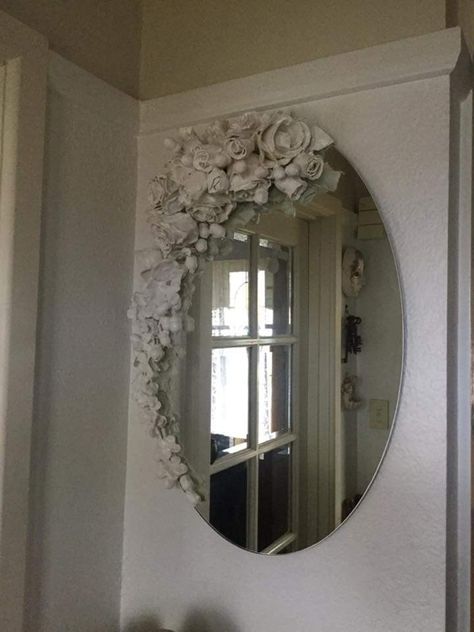 Oval Mirror Diy, Dressing Mirror Designs, Decorated Mirror, Painted Mirror Art, Furniture Makeover Inspiration, Glamorous Furniture, Macrame Mirror, Floral Bedroom, Floral Mirror