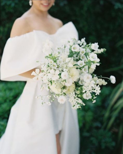 White And Green Bridesmaid Bouquet, Wedding Flower Arrangements Simple, White Green Bouquet, White And Green Bouquet, Modern Bridal Bouquets, Unique Bridal Bouquets, Bouquets Ideas, Elegant Wedding Bouquets, Bridal Bouquet Summer