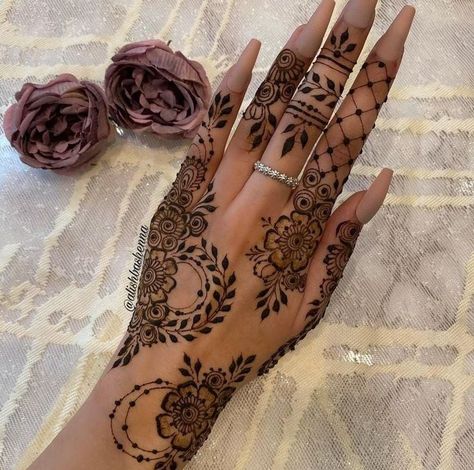 Henna Designs Back, Cute Henna Designs, Henna Style Tattoos, Henna Nails, Henna Inspired Tattoos, Tato Henna, Finger Henna Designs, Eid Mehndi Designs, Henna Tattoo Hand