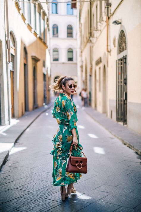 Street Dress Photoshoot, Poses With Floral Dress, Floral Top Photoshoot, Floral Couch Photoshoot, Floral Dress Poses Instagram, Fashion Blogger Photography, Fashion Blogger Poses, Ootd Poses, Blogger Poses