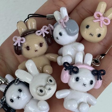 handmade clay pieces ♡ (@i.rchives) • Instagram photos and videos Handmade Craft Gift Ideas, Photo For Room Decor, Cute Figurines Decor, Gift Idea With Photos, Clay Crafts For Jewelry, Ceramic Cool Ideas, Cute Aesthetic Gift Ideas, Art And Crafts Aesthetic, Cute Hobby Ideas