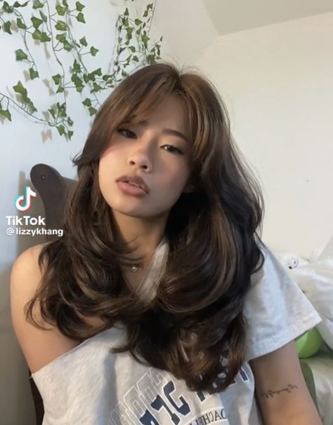 Short Rounded Layers Haircut, Butterfly Layered Haircut With Curtain Bangs, Aesthetic Haircuts Round Face, 90s Layered Hair Brown, Cute Haircuts With Layers, Layers On Round Face, Face Framing Layers Thick Wavy Hair, Hair With A Lot Of Layers, Layered Hair 360