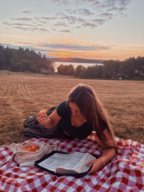 Summer Dating Aesthetic, Date Inspo Aesthetic, Cute Summer Date Ideas, Date Astetic, Solo Date Ideas Aesthetic, Aesthetic Date Pictures, Summer Date Aesthetic, Date Aesthetic Night, Sunset Picnic Date