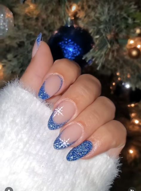 Christmas Nails Short Aesthetic, Short Oval Nails Ideas Christmas, Winter Nail Ideas Square, Christmas Nails Navy Blue, Winter Christmas Nails Short, Oval Winter Nails, Christmas Nails Oval, Christmas Nail Ideas Simple, December Nails Blue