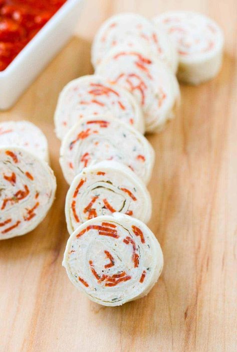 Aperitif, Pepperoni Rollups, Pepperoni Pinwheels, Tortilla Pinwheels Recipe, Pizza Tortilla, Cold Pizza, Pepperoni Recipes, Pizza Pinwheels, Cream Cheese Roll Up