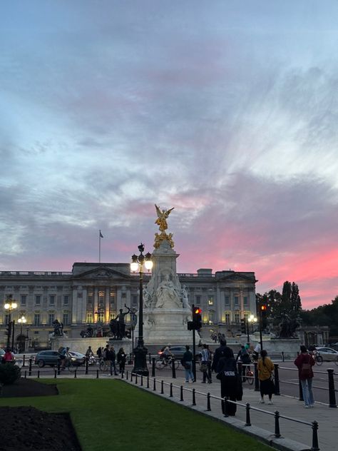 London Aesthetic Buckingham, Pink London Aesthetic, England Travel Aesthetic, Bucking Ham Palace, Buckingham Palace Aesthetic, Summer In London Aesthetic, United Kingdom Aesthetic, Britain Aesthetic, Living In London Aesthetic