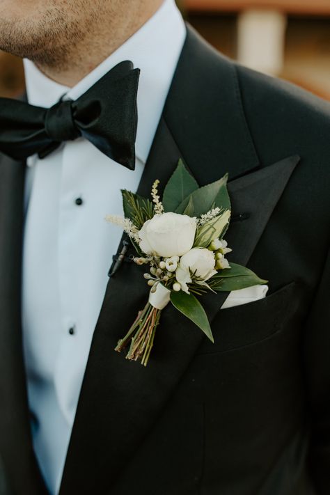 Green Boutonniere, Simple Wedding Bouquets, White Boutonniere, Hoco Hair Styles, Groomsmen Boutonniere, Rose Boutonniere, Bridal Bouquet Flowers, Prom Flowers, Groom Boutonniere