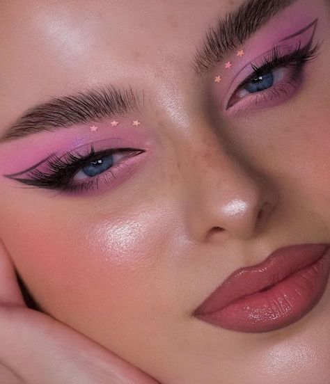 Pastel Makeup Looks, Brow Freeze, Pastel Makeup, Eye Makeup Styles, Graphic Makeup, Graphic Eyeliner, Pink Glam, Makeup Palettes, Purple Makeup