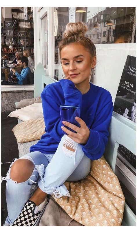 f4a4da9aa7eadfd23c7bdb7cf57b3112desc52694390ri Blue Sweater Outfit, Royal Blue Outfits, Royal Blue Sweater, Looks Pinterest, Vans Outfit, Blue Sweater, Blue Outfit, Ripped Denim, Photography Fashion