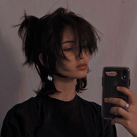 @mariyacerg on instagram Short Hair Tomboy, Short Grunge Hair, Fesyen Rambut, Goth Hair, Hair Inspiration Short, Short Hair Haircuts, Hair Reference, Cut My Hair, Grunge Hair