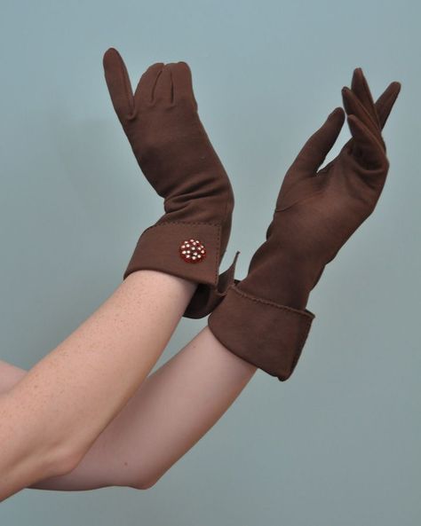 Gauntlet gloves - my favorite!                                                                                                                                                                                 More 1950s Gloves, Gauntlet Gloves, Elegant Gloves, Vintage Fashion 1950s, Fashion Gloves, Gloves Fashion, Vintage Gloves, Fashion 1950s, Vintage Mode