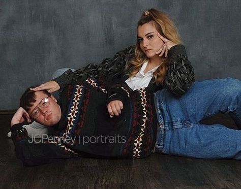 This Couple's JCPenney Engagement Photos Are Gloriously Awkward Jcpenny Photos, Awkward Family Pictures, Funny Couple Photos, Funny Photoshoot Ideas, Funny Couple Poses, Funny Engagement Photos, Jcpenney Portraits, Funny Couple Pictures, Engagement Humor