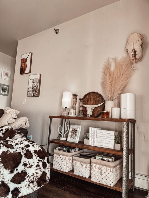 Boho Country Apartment, Cow Print Bedroom Ideas Bohemian, Modern Rustic Western Living Room, Boho Country Dorm Room, Western Spare Bedroom Ideas, Bedroom Decor Western Boho, Small Living Room Decor Western, Modern Boho Western Bedroom, Cowgirl Room Ideas Modern