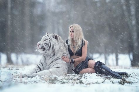 Girl and white tiger Daria Lefler, White Tiger Girl, Woman With Tiger, Girl Assassin, Persona Ideas, Baby White Tiger, Snow Tiger Aesthetic, White Tiger Fantasy Art, Creature Anatomy