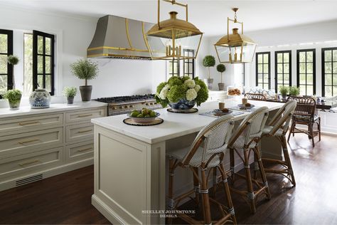 King Muir French Normandy - Shelley Johnstone Design Katie Davis Design, Blue And White Vases, Katie Davis, Black Window Frames, Blue Ceilings, Blue And White Vase, Chinoiserie Style, Western Design, Home Tours