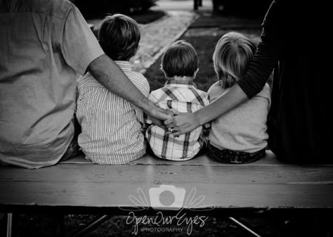 Family photography idea Family Picture Poses, Family Photo Pose, Photographs Ideas, Three Children, Foto Tips, Fall Family Photos, Ideas Family, Foto Poses, Family Posing