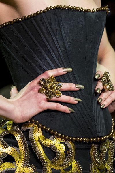 Detailed Fashion, Black And Gold Outfit, Modern Corset, Gold Corset, Guo Pei, Haute Couture Details, Corset Pattern, Gold Outfit, Corset Fashion