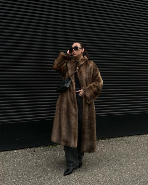 Brown Faux Fur Coat, Fur Coat Fashion, Fur Decor, Long Faux Fur Coat, Winter Fur Coats, Long Overcoat, Long Trench Coat, Fur Fashion, Warm Coat