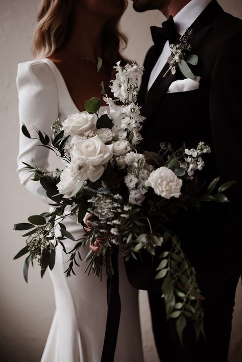 Wedding Fotos, Monochrome Weddings, Black And White Wedding Theme, White Wedding Theme, Dark Wedding, White Wedding Bouquets, Black White Wedding, Classy Wedding, Black Tie Wedding