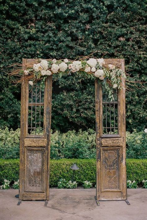 Doors With Flowers, Butik Design, Wedding Photo Background, Cozy Garden, Bohemian Garden, Studio Foto, Wedding Ceremony Backdrop, Garden Oasis, Shabby Chic Vintage