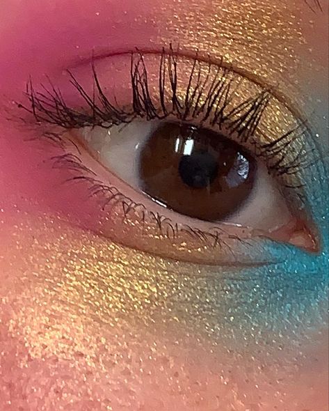 Pansexual Eye Makeup, Pan Flag Makeup, Pansexual Outfit Ideas, Pansexual Makeup Looks, Pan Pride Makeup, Trans Flag Makeup, Gay Makeup Looks, Pansexual Pride Makeup, Pansexual Pride Outfit