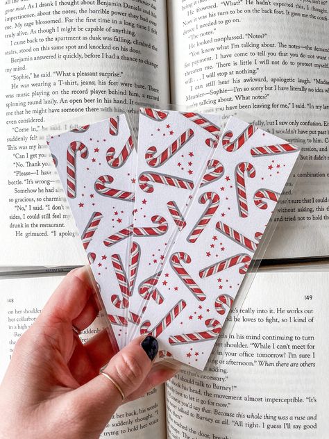 Picture curling up on the couch under a warm blanket with some hot coco and your current read. Now add this bookmark to make the moment even more cozy! This bookmark is the perfect stocking stuffer or gift for your book club or your favorite bookworm this holiday season! Craft Fair Stocking Stuffers, Stocking Stuffers Homemade, Bookmakers Ideas, Diy Christmas Bookmarks, Bookmark Ideas Christmas, Christmas Watercolor Bookmarks, Christmas Bookmarks Diy, Winter Bookmark Craft, Bookmarks Inspired By Books