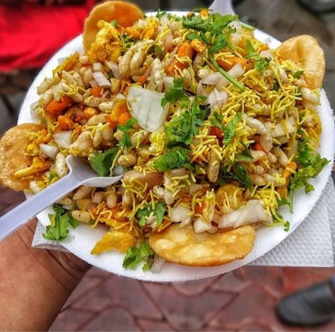 Papdi chaat Indian Chaat Aesthetic, Chaat Platter, Indian Fast Food, Delicious Food Image, Soul Food Dinner, Fire Food, Vegetarian Fast Food, Patties Recipe, Tastemade Recipes