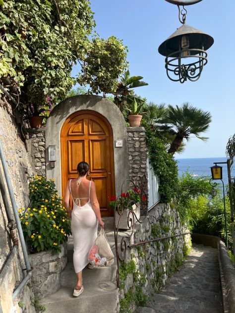 Italian Coast Fashion, Positano Amalfi Coast, Amalfi Coast Aesthetic Outfit, Amalfi Coast Dress, Italy Spring Aesthetic, Italian Beach Outfits, Italy Coast Aesthetic, Amalfi Coast Instagram Pictures, Positano Outfits Style