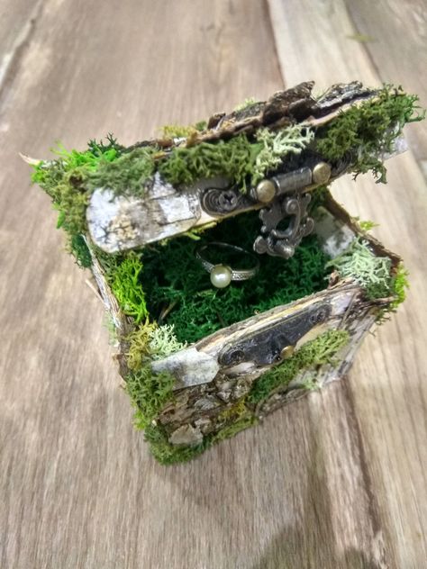 The box is made of birch bark and stabilized moss for rings. A wonderful addition to the forest decor, an unusual gift for lovers of the forest theme ! Sizes : 7* 7* 7 cm Enchanted Forest Wedding Jewelry, Cute Forest Wedding, Enchanted Forest Wedding Rings, Moss Wedding Arch, Viking Themed Wedding Decor, Diy Forest Wedding Decorations, Forest Fairy Wedding Theme, Enchanted Forest Room Decor, Fairy Wedding Dress Woodland