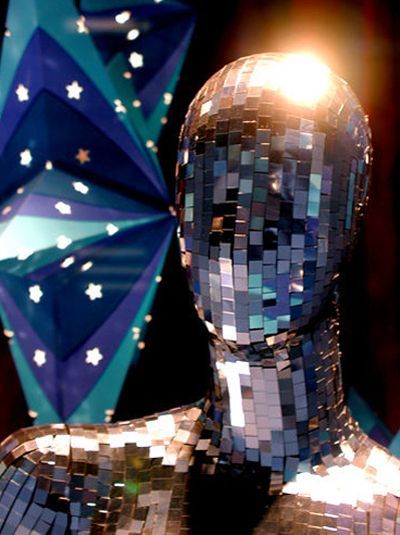 Disco Manequin Mannequin Art, Beginner Sewing Projects Easy, Disco Balls, Visual Display, Sewing Projects For Beginners, Disco Ball, Visual Merchandising, Retail Design, Window Display